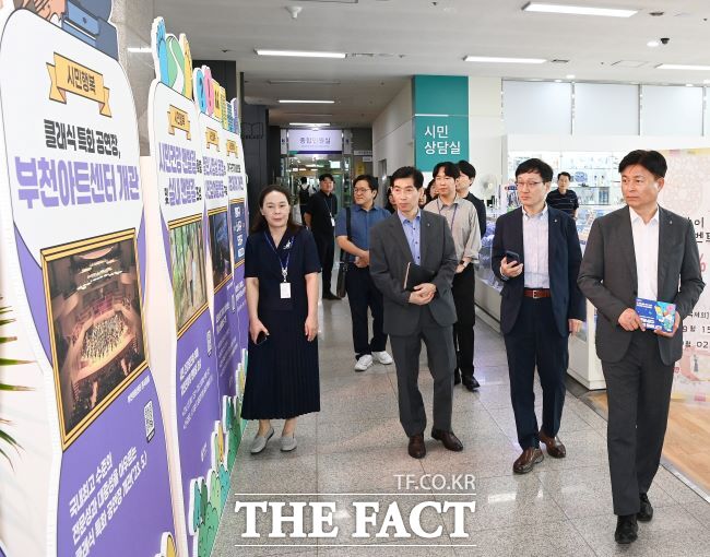 조용익 부천시장(오른쪽)이 혁신·적극행정 우수사례 전시회를 둘러보고 있다. /부천시