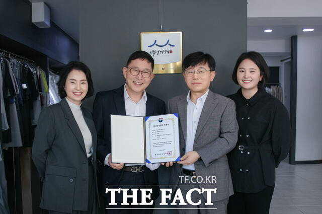 사랑이야기 사진관이 백년소상공인 지정서를 받은 뒤 기념촬영을 하고 있다. /정효기 기자