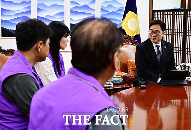 10.29이태원참사 유가족 대표단과 대화하는 우원식 국회의장.