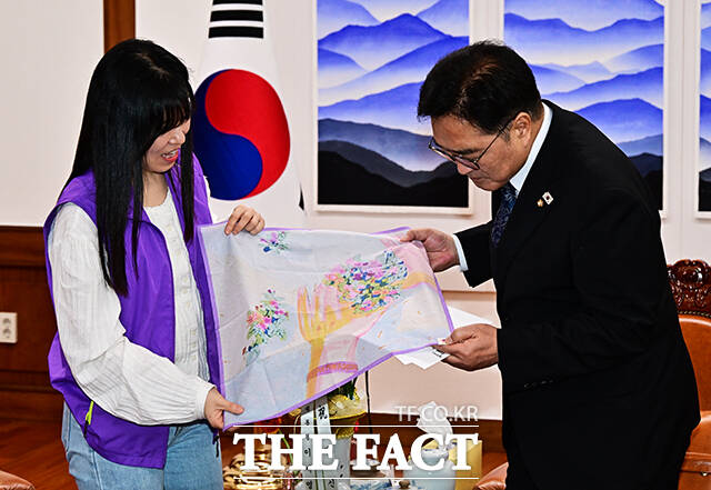 3주기 기억식 초대장과 손수건 전달 받는 우원식 국회의장.