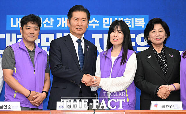 정청래 더불어민주당 대표(왼쪽 두 번째)가 15일 오후 서울 여의도 국회에서 10.29 이태원 참사 유가족 대표단과의 면담에 앞서 기념촬영을 하고 있다. /국회=박헌우 기자