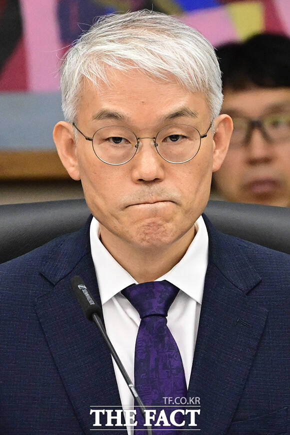 이날 천대엽 법원행정처장이 국정감사에 출석해 감사 진행을 기다리고 있다.