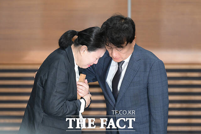 [더팩트ㅣ장윤석 기자] 고 오요안나 기상캐스터 관련 대국민 기자회견이 15일 오전 서울 마포구 상암 MBC에서 열린 가운데 모친 장연미씨 눈물을 닦고있다.