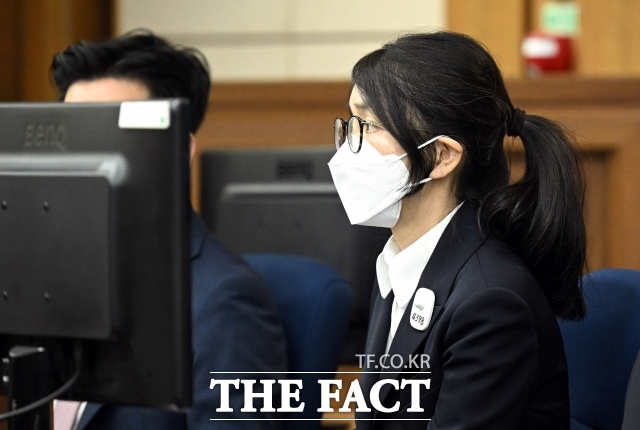 도이치모터스 주가조작 혐의와 통일교 금품수수 의혹 등으로 구속기소된 김건희 여사의 첫 재판이 24일 오후에 열렸다. 김 여사가 법정에 입정해 재판을 기다리고 있다. /사진공동취재단