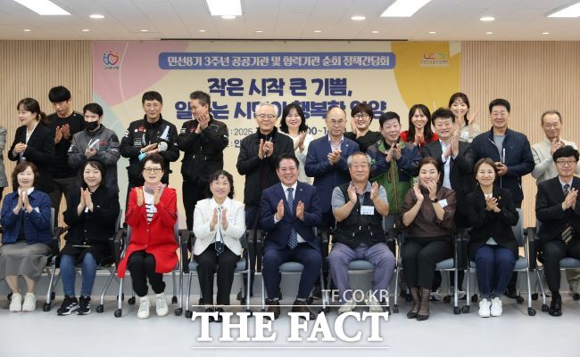 안양시 공공기관 협력기관 순회 간담회 기념쵤영 모습. /안양시