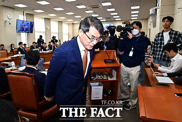 조희대 대법원장과 달리 이른 시간에 이석하는 노태악 중앙선거관리위원장.