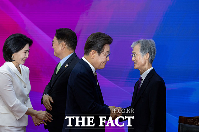 조국혁신당이 오는 17일 조희대 대법원장에 대한 탄핵소추안을 공개할 예정이다. 사진은 이재명 대통령이 6월 4일 국회 본청 로텐더홀에서 열린 제21대 대통령 취임선서 행사에서 조 대법원장과 악수하는 모습. /국회사진기자단