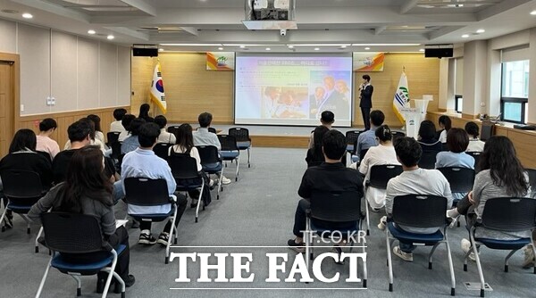 계룡시가 지난 14일 공직자들을 대상으로 인구교육을 실시하고 있는 모습 /계룡시