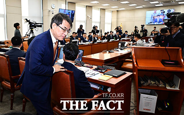 노태악 중앙선거관리위원장이 15일 오전 서울 여의도 국회 행정안전위원회에서 열린 중앙선거관리위원회 등에 대한 국정감사에 출석해 인사말을 마친 뒤 이석하고 있다. /국회=배정한 기자