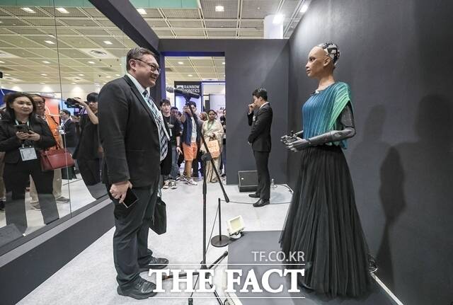 지난달 30일 서울 강남구 코엑스에서 열린 서울 스마트라이프 위크 2025에서 참관객이 AI 휴머노이드 로봇과 대화를 나누고 있다. /뉴시스