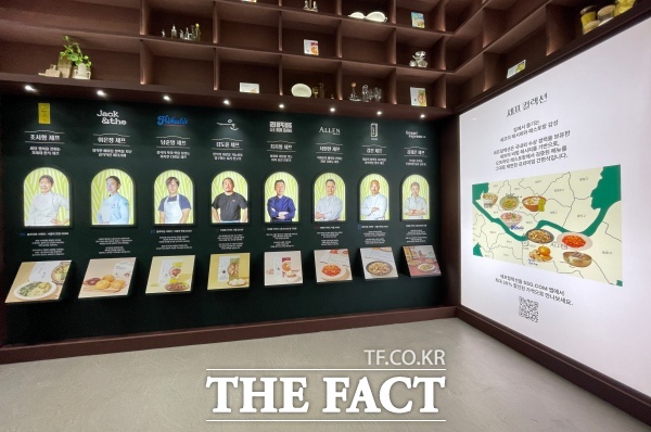 SSG닷컴이 성수동에 연 美지엄 팝업 입구에 들어서면 유명 셰프들의 간편식으로 꾸며진 고메 스트리트가 방문객을 맞는다. /문은혜 기자