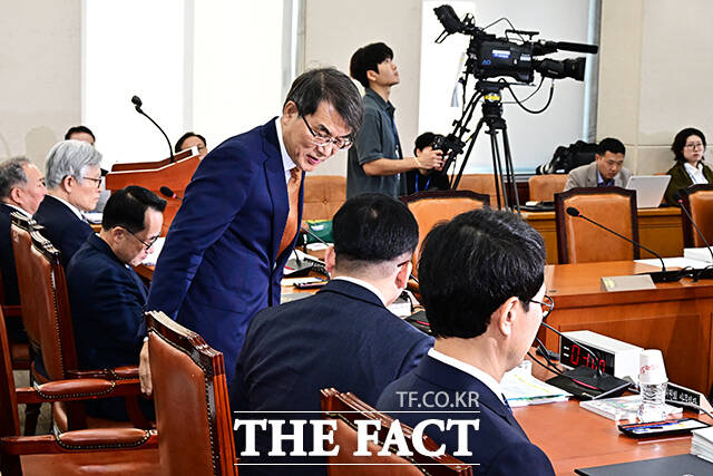 자리에서 일어나는 노태악 중앙선거관리위원장.