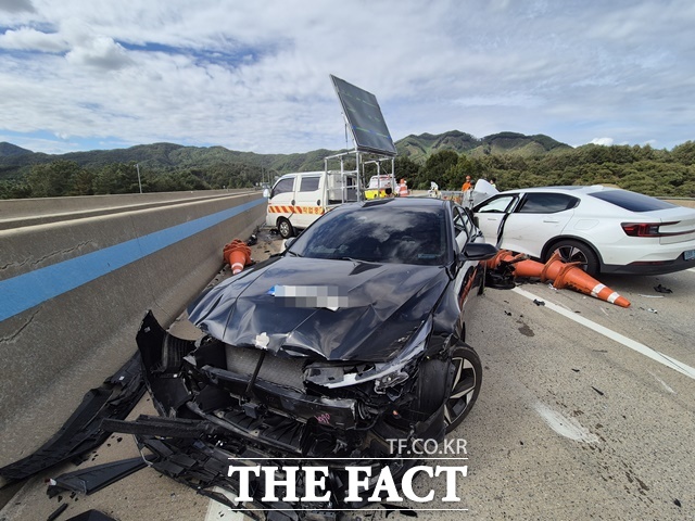 15일 오후 12시 9분쯤 충남 공주시 유구읍 대전당진고속도로 예산 반향 유구IC 인근에서 2차 교통사고가 났다. /공주소방서