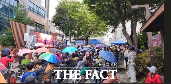 대전 서구 갈마2동의 제7회 갈마골 단풍거리 힐링축제가 10월 18일 개최된다. 사진은 2024년 제6회 갈마골 단풍거리 힐링축제 모습. /대전 서구