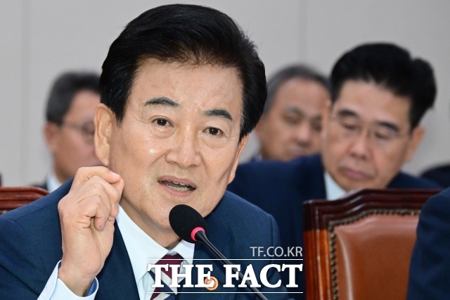 정동영 통일부 장관은 15일 MBC 손석희의 질문들에 출연해 경주 아시아태평양경제협력체(APEC) 정상회의를 계기로 북미 정상회담이 재개될 수 있다고 밝혔다. 정 장관은 회담 장소로 판문점 북측 판문각을 꼽았다. /남윤호 기자