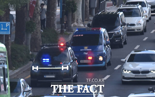 15일 오전 윤석열 전 대통령을 태운 호송차량이 내란 특검 사무실이 마련된 서울 서초구 서울고등검찰청 청사로 이동하고 있다. /이새롬 기자