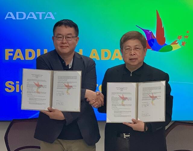 남이현 파두 대표이사 겸 최고기술책임자(왼쪽)와 사이먼 첸 에이데이터 회장이 지난 4월 전략적 제휴 및 포괄적 협력에 관한 업무협약을 체결하고 있다. /파두