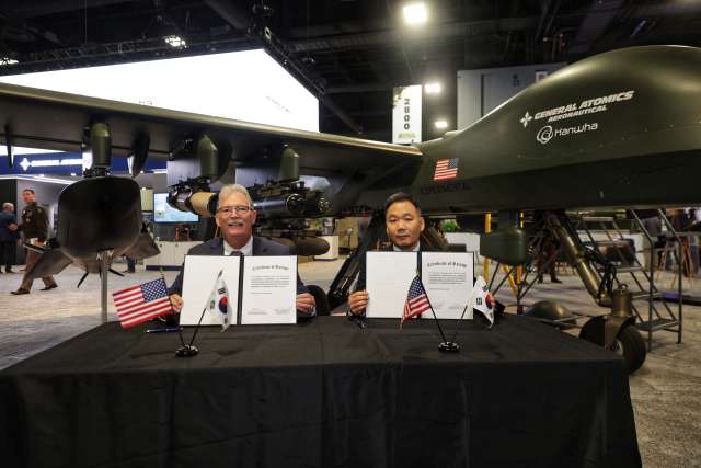 김선 한화에어로스페이스 항공사업부장(오른쪽)과 데이비드 알렉산더 제너럴 아토믹스 에어로노티컬 시스템즈 사장이 14일(현지시간) 미국 워싱턴 DC에서 열린 AUSA 전시회에서 그레이 이글 단거리이착륙(GE-STOL) 무인기 공동개발 및 생산 협력 계약식 후 기념 촬영을 하고 있다. /한화에어로스페이스