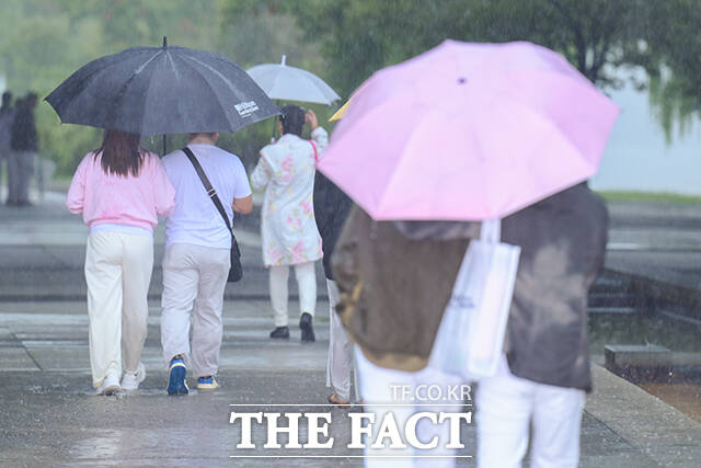 목요일인 16일 오전까지 전국 대부분 지역에 비가 내리겠다. 경상권과 제주도는 오후까지, 강원영동과 경북동해안·북동산지 밤까지 비가 이어지겠다. /장윤석 기자