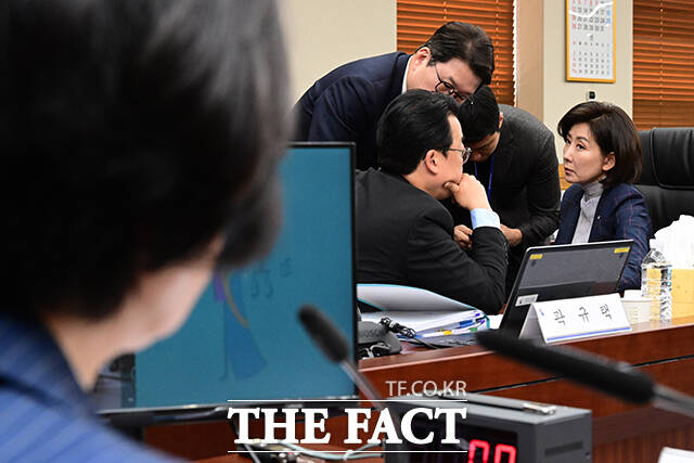 국정감사를 앞두고 나경원 국민의힘 의원 등이 대화하고 있다.