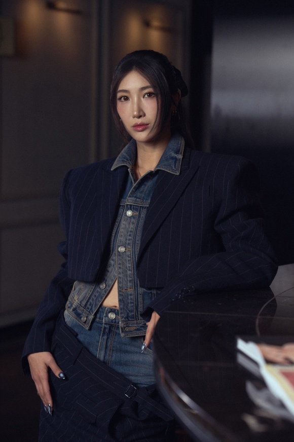 지난 6월 20일 공개된 케데헌은 K팝 슈퍼스타인 루미와 미라, 조이가 화려한 무대 뒤 세상을 지키는 숨은 영웅으로 활약하는 이야기를 담은 액션 판타지 애니메이션이다. /넷플릭스