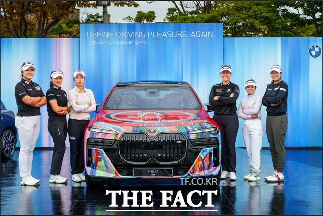 국내 유일의 미국 여자프로골프(LPGA) 정규 투어 대회인 BMW 레이디스 챔피언십 2025가 10월 16일(목)부터 나흘간 전라남도 해남군에 위치한 파인비치 골프링크스에서 개최될 예정이다. 사진은 본 대회에 앞서 15일 갤러리 플라자에서 진행된 공식 포토콜 행사의 유해란, 윤이나, 김효주, 한나 그린(호주), 야마시타 미유(일본), 김아림(왼쪽부터)./‘BMW 레이디스 챔피언십 대회 조직위원회