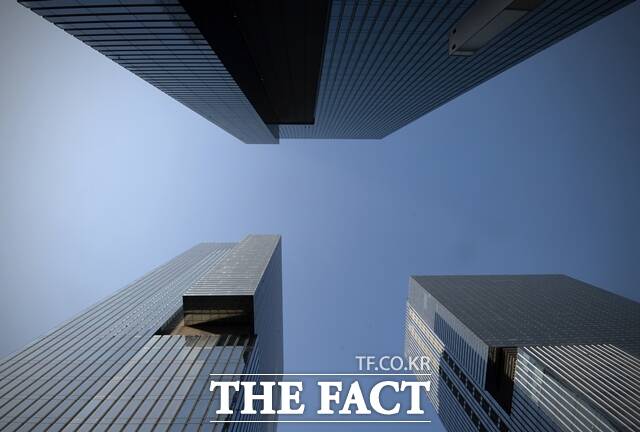 국내 30대 그룹에서 내년 상반기 안에 임기가 끝나는 사내이사가 1269명에 달하는 것으로 조사됐다. 사진은 삼성 서초사옥. /더팩트 DB