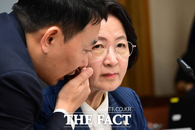 추미애 위원장과 여당 간사인 김용민 더불어민주당 의원이 귀엣말을 나누고 있다.