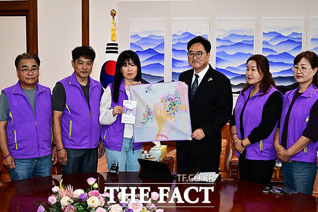 우원식 국회의장(왼쪽 네번째)이 15일 오후 서울 여의도 국회에서 10.29이태원참사 유가족 대표단을 만나 면담에 앞서 기념사진 촬영을 하고 있다. /국회=배정한 기자