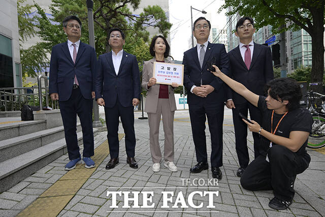 국회 과학기술정보방송통신위원회(과방위) 국민의힘 위원들이 15일 오후 서울 종로구 서울경찰청 앞에서 더불어민주당 김우영 의원을 개인정보보호법 위반 등으로 고발하기 앞서 발언하고 있다. /장윤석 기자