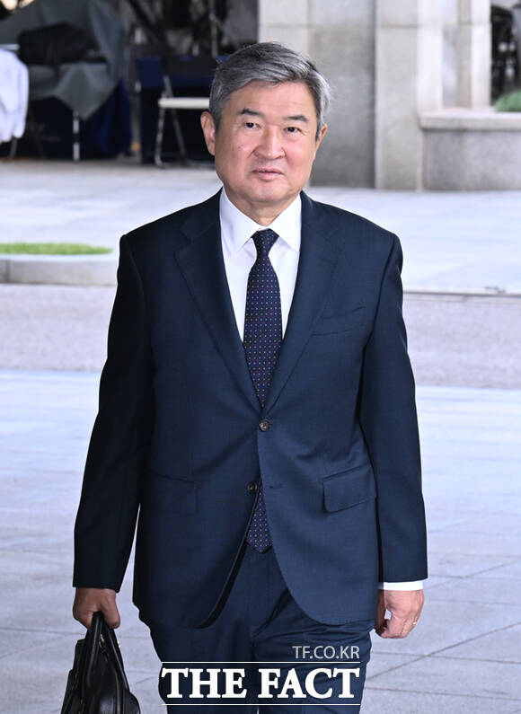 12·3 비상계엄 전후 상황에 관여한 혐의를 받는 조태용 전 국정원장이 15일 오전 서울 서울고등검찰청 청사에 마련된 내란 특검 사무실에 피의자 신분으로 출석하고 있다. /이새롬 기자