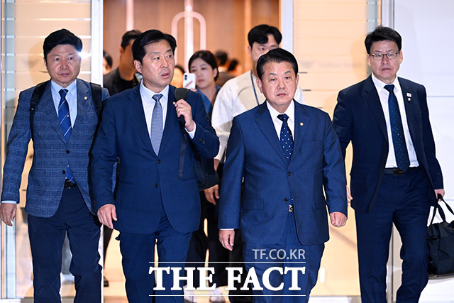 김병주 더불어민주당 최고위원을 단장으로 한 재외국민안전대책단이 15일 오후 인천국제공항을 통해 캄보디아로 출국하고 있다. 왼쪽부터 홍기원, 황명선, 김병주, 임호선 의원. /인천국제공항=남용희 기자