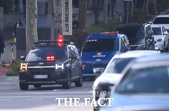 15일 오전 윤석열 전 대통령을 태운 호송차량이 내란 특검 사무실이 마련된 서울 서초구 서울고등검찰청 청사로 이동하고 있다. /이새롬 기자