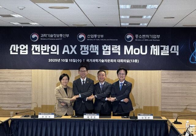 15일 서울 종로구 국가과학기술자문회의 대회의실에서 열린 산업 전반의 AI-X 확산을 위한 3자 업무협약식에서 한성숙 중기부 장관(왼쪽부터), 배경훈 과기부총리, 임문영 국가AI전략위 상근 부위원장, 김정관 산업부 장관이 기념 촬영하고 있다. /과학기술정보통신부