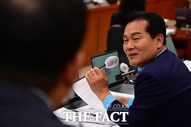 주철현 더불어민주당 의원이 14일 오전 서울 여의도 국회 농림축산식품해양수산위원회에서 열린 수산업협동조합중앙회(수협은행 포함) 등 국정감사에서 서정배 수협은행 상임감사에게 질의하고 있다. /국회=남윤호 기자