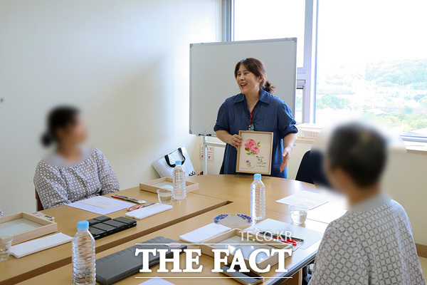 유성선병원이 10월 한 달간 매주 목요일 총 4회기에 걸쳐 암환자를 대상으로 캘리그라피 힐링 DAY 프로그램을 운영한다. 박자영 한국캘리그라피디자인협회 대전지회장이 강의를 진행하고 있다. /대전선병원