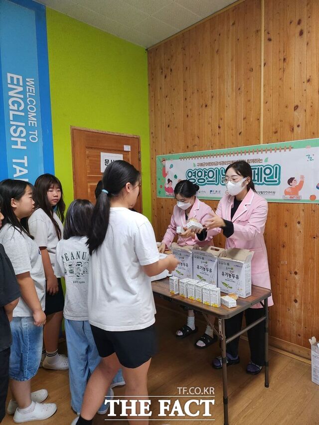 구례군이 지난 14일 영양의 날을 맞아 구례 청천초등학교에서 어린이와 교직원을 대상으로 아침밥을 꼭 먹어요 캠페인을 전개하고 있다./구례군