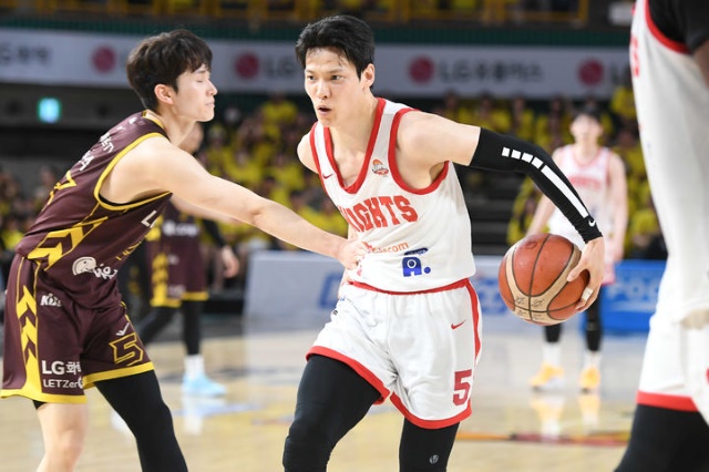 지난 5월 11일 24-25시즌 프로농구 챔피언결정전 4차전의 한 장면. 7차전 끝에 우승한 창원LG는 이날 서울SK에서 48-73으로 패했는데, 48점은 역대 챔프전 최소득점이었다. KBL은 득점력 저하로 인해 '노잼'이라는 지적을 받고 있다. / KBL