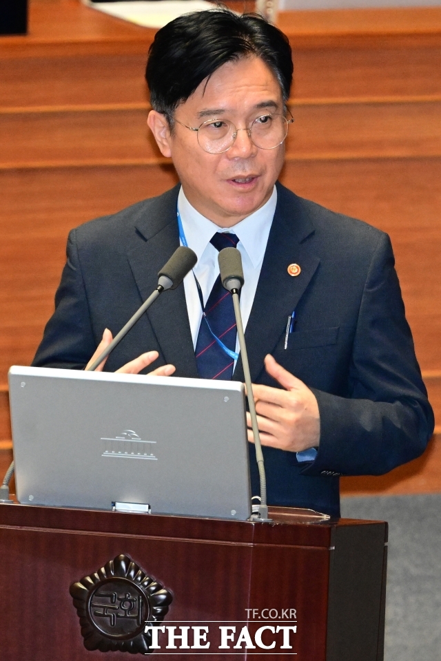 김영훈 고용노동부 장관이 지난달18일 오후 서울 여의도 국회에서 열린 교육·사회·문화 분야 대정부질문에 출석해 질의 답변을 하고 있다./남윤호 기자