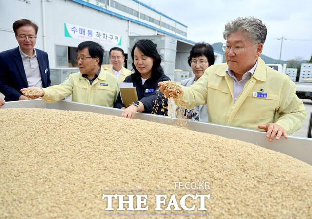 장세일 영광군수가 13일 추곡 수매 기간을 맞아 2025년산 산물벼 매입 현장을 방문해 관계자와 농업인들을 격려하고 애로사항을 청취하고 있다./영광군