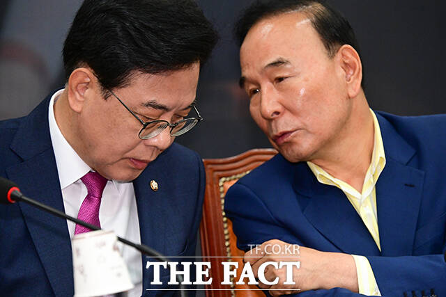 국민의힘은 지난달 발생한 국가정보자원관리원 화재와 관련해 긴급 대응을 위한 TF를 구성하고 본격 대응에 착수했다. 사진은 송언석(왼쪽) 원내대표와 박덕흠 위원장. /남윤호 기자