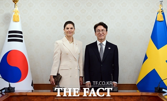 김민석 국무총리가 15일 오후 서울 종로구 정부서울청사에서 스웨덴 왕위 계승권자로 방한한 빅토리아 잉그리드 알리스 데씨리에 스웨덴 왕세녀와 면담 전 기념촬영을 하고 있다. /뉴시스