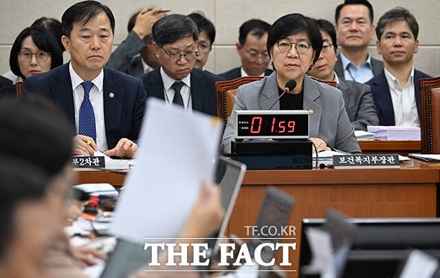 정은경 보건복지부 장관이 15일 오전 서울 여의도 국회에서 열린 보건복지위원회의 보건복지부 등에 대한 국정감사에 참석해 질의를 듣고 있다. /국회=박헌우 기자