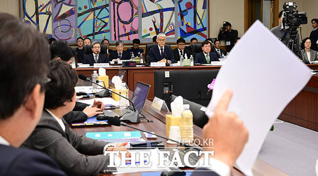 신동욱 국민의힘 의원이 국정감사에 앞서 열린 전체회의에서 의결된 이재명 대통령의 재판 관련 서류 제출의 건에 대해 발언하고 있다.