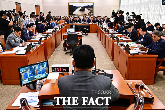 전재수 해양수산부 장관이 15일 오전 서울 여의도 국회 농림축산식품해양수산위원회에서 열린 해양수산부에 대한 국정감사에 출석해 질의에 답변을 하고 있다. /국회=배정한 기자