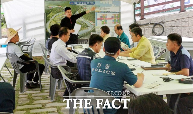 정읍 구절초 꽃축제의 성공적인 개최를 위해 행정안전부·전북도가 함께 지난 13일과 14일 이틀간 강도 높은 합동 안전점검을 벌여 위험 요소를 사전에 차단하는 데 총력을 기울였다. /정읍시