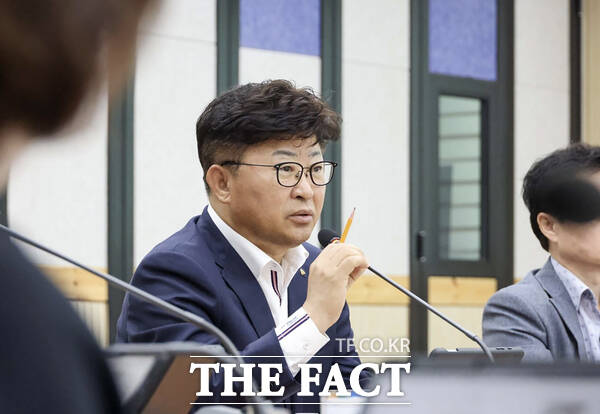 최충규 대덕구청장이 15일 구청 대회의실에서 열린 2026년도 주요업무계획 보고회에서 간부공무원들에게 올해 사업 마무리와 내년 정책 준비를 위한 당부를 전하고 있다. /대덕구