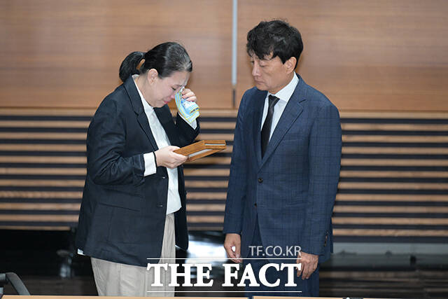 [더팩트ㅣ장윤석 기자] 고 오요안나 기상캐스터 관련 대국민 기자회견이 15일 오전 서울 마포구 상암 MBC에서 열린 가운데 모친 장연미씨가 눈물을 닦고 있다.