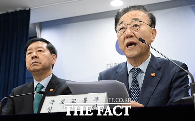 10·15 부동산 대책은 이재명 정부 출범 후 4개월 만에 3번째로 내놓은 부동산 대책이다. 사진은 부동산 대책 발표하는 김윤덕(오른쪽) 국토교통부 장관이다. /임영무 기자