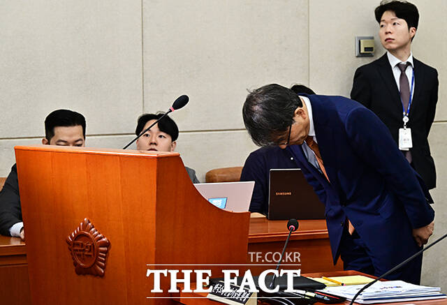 인사하는 노태악 중앙선거관리위원장.